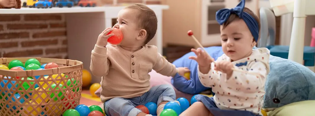 Deux enfants qui jouent en crèche