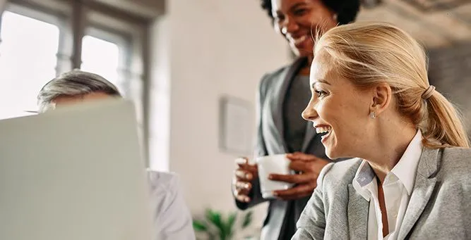 Femme riant au bureau