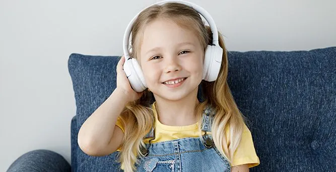 Petite fille qui écoute la radio