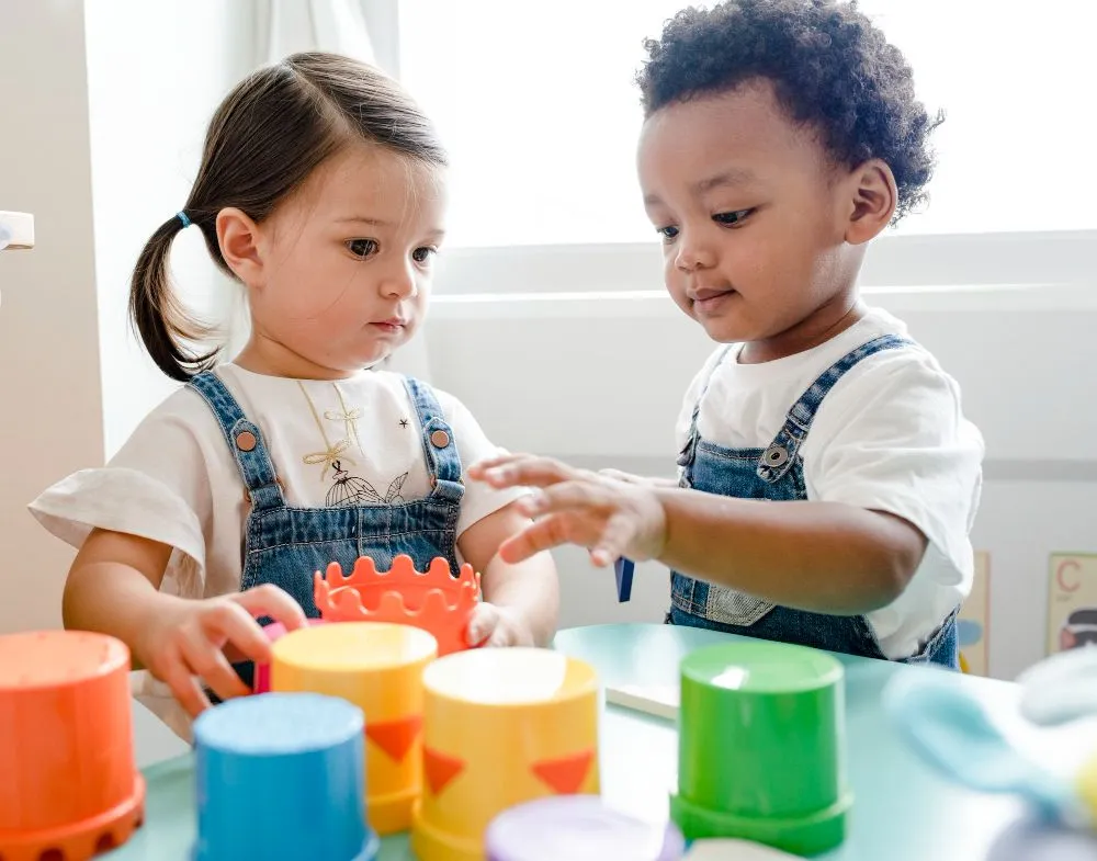 2 enfants qui jouent