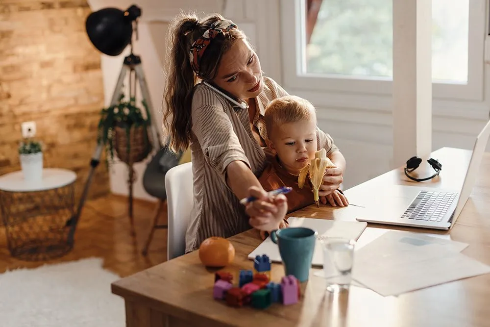 Maman qui gère son travail et son enfant