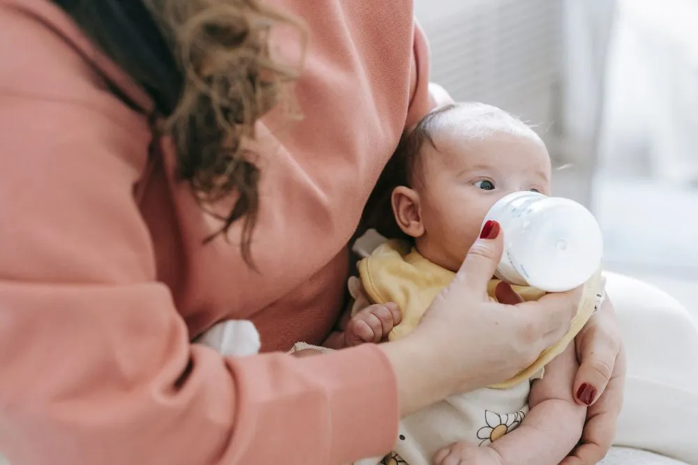 bébé avec un biberon