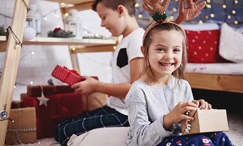 Enfants qui ouvrent des cadeaux