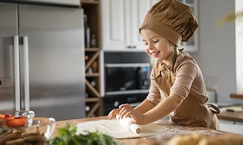 Petite fille qui cuisine