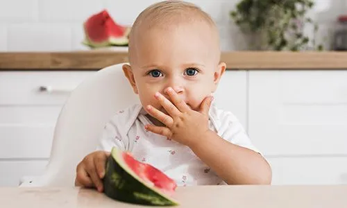 Bébé mange de la pastèque