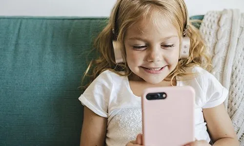 Petite fille devant un écran de portable