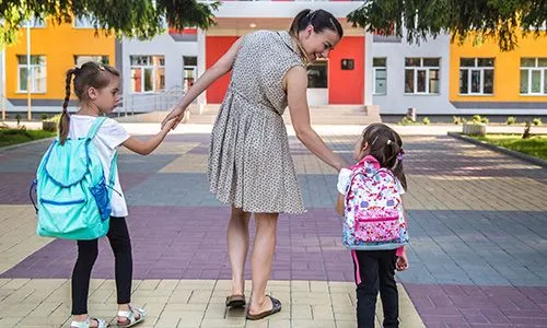 Mère avec ses deux filles