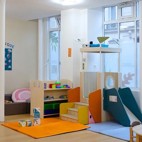 salle-de-vie-creche-constance.jpg