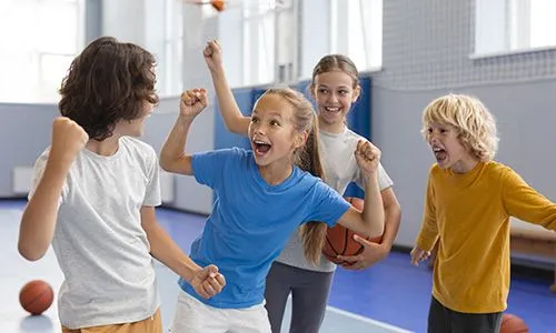 Enfants qui jouent au sport