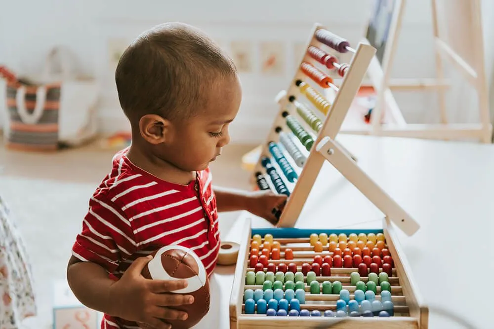 Activité d'un enfant en crèche