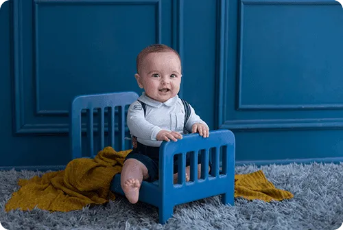 Bébé heureux en crèche