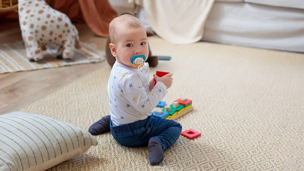 Bébé joue à la crèche