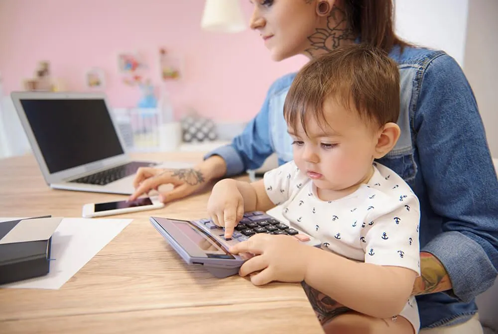 Maman et enfant qui calculent le coût d'une place en crèche