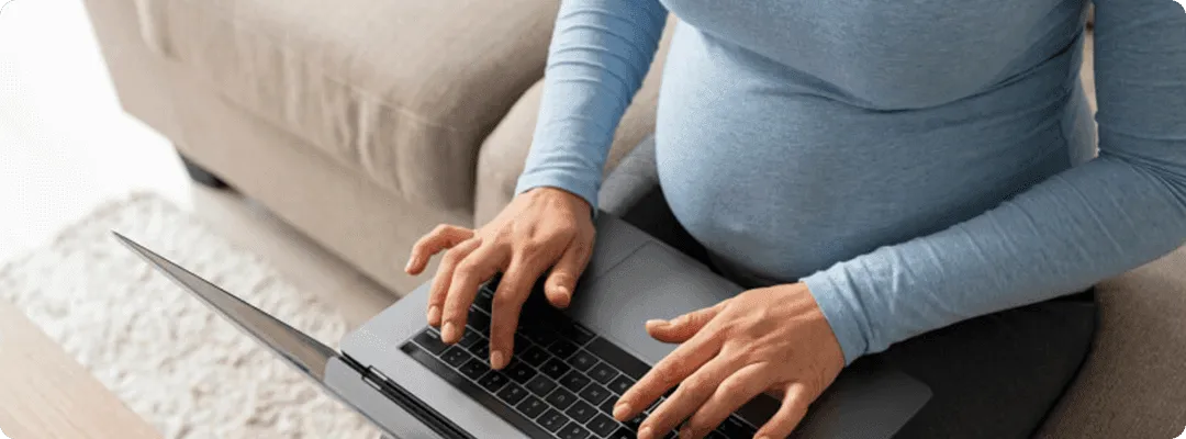 Femme enceinte qui travaille