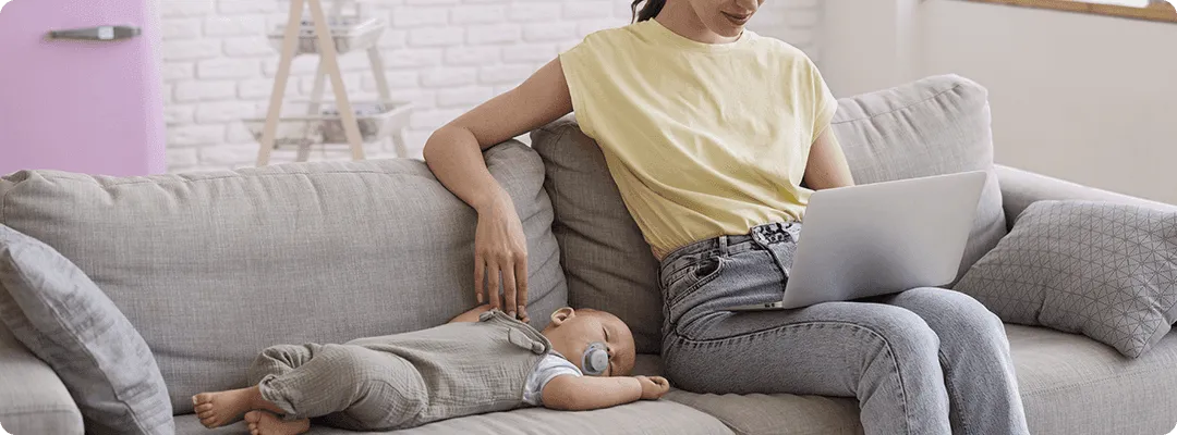 Jeune femme avec bébé