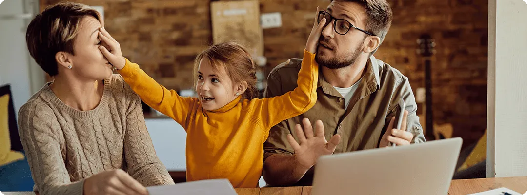 Famille qui télétravaille avec enfant