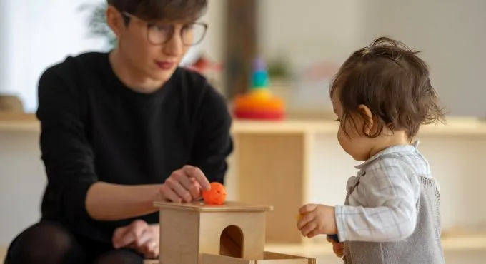 Jeu en crèche adulte et enfant
