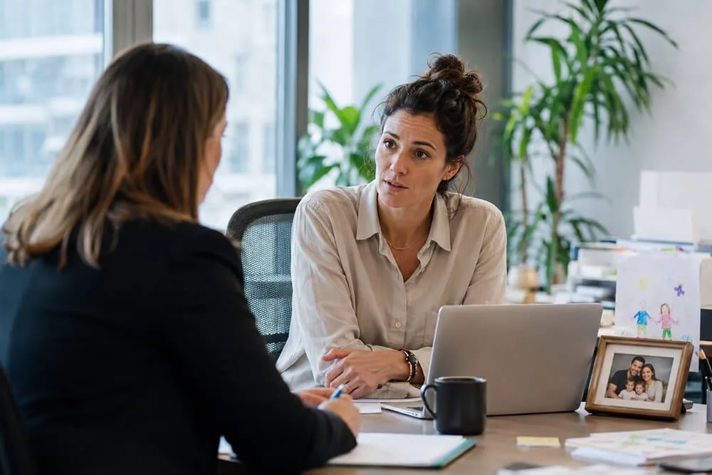 Deux salariées qui discutent bien-être au travail